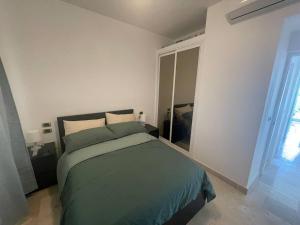 um quarto com uma cama e uma grande janela em Hard Rock at Cana Rock 3 by Unwind Properties em Punta Cana