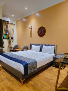 a bedroom with a large bed in a room at 乔治市世纪酒店 The Century Boutique Hotel George Town in George Town
