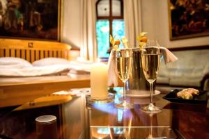 una mesa con dos copas de champán y una vela en Hotel Kaštieľ Mojmírovce, en Mojmírovce