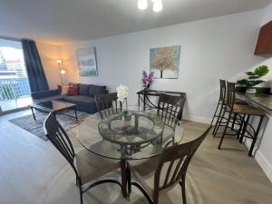 sala de estar con mesa de cristal y sillas en Fabulous apartment in Brickell, en Miami