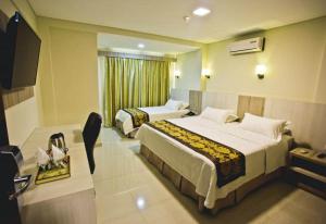 Megal Suites Hotel房間的床