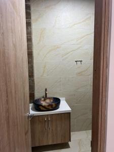 baño con lavabo en la encimera en Hermosa casa Timana- Huila 