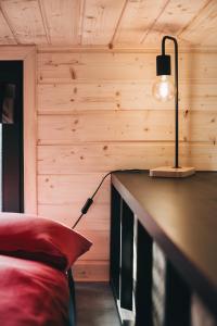 Postel nebo postele na pokoji v ubytování Idyllisches Tiny House mit Sauna