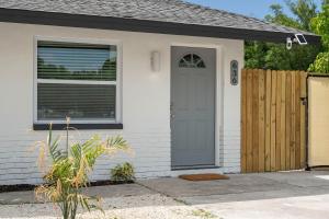 ラーゴにある2b2b Duplex 10 Min To The Beachの青い扉と柵のある家