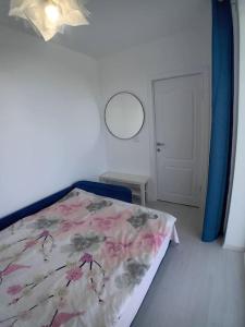 um quarto com uma cama com colcha floral em Penthouse cu vedere 270 de grade em Bucareste