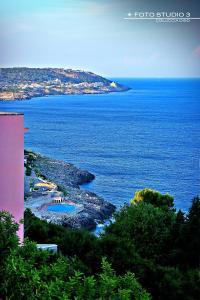 een uitzicht op een waterlichaam met een eiland bij B&B L'Orizzonte in Castro di Lecce