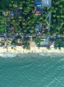 Maliekal Heritance Cherai Beach Cochin في شاطئ شيراي: اطلالة جوية على شاطئ مع مجموعة اشخاص