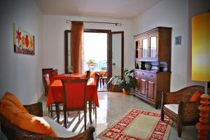 eine Küche und ein Esszimmer mit einem Tisch und Stühlen in der Unterkunft B&B L'Orizzonte in Castro di Lecce