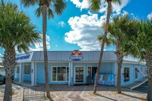 un edificio con palmeras delante en Ocean Grove RV Resort St Augustine en Saint Augustine