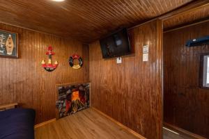 sala de estar con paneles de madera y chimenea en Beautiful Houseboat in Key West en Cayo Hueso