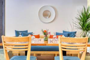 فندق الليوان في عمّان: غرفة طعام مع طاولة وكرسيين