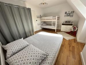 una piccola camera con letto e culla di * Nouveauté * Gîte Manala a Bennwihr