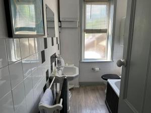 une salle de bain blanche avec un lavabo et des toilettes dans l'établissement Heart of Hebden, à Hebden Bridge 17 autres photos