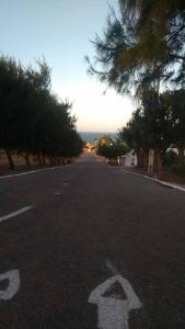 an empty street with an arrow on the road at Paraiso frente ao mar, réplica de uma vila grega! in Aracati