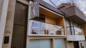 un edificio con una grande finestra sul lato di Tuki Hostel & Lounge a Pereira