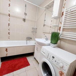 ein weißes Bad mit einer Waschmaschine in der Unterkunft Новобудова 2 кімнати Вернадського 8 in Lwiw