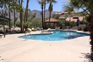 - une piscine dans un complexe avec des palmiers dans l'établissement Casa Tierra Catalinas 69 - Catalina Mountains views, à Tucson