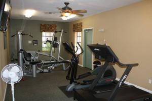 - une salle de sport avec plusieurs vélos d'exercice et un ventilateur dans l'établissement Casa Tierra Catalinas 69 - Catalina Mountains views, à Tucson