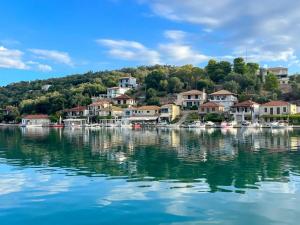 een klein stadje aan de oever van een waterlichaam bij 8 Homes in Meganisi