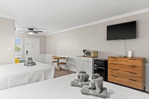 1 dormitorio con 2 camas y TV en la pared en Dry Dock Inn en Carolina Beach