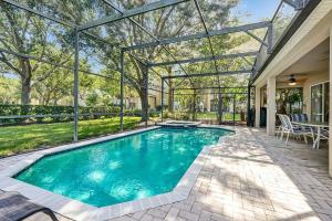 - une piscine dans une maison dotée d'un plafond en verre dans l'établissement Windsor Hills 4BR's Mickeys Ranch Near Disney, à Orlando