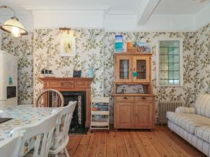 salon ze stołem i kominkiem w obiekcie 49 Esplanade w mieście Burnham-on-Sea