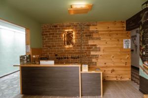 un bar in una stanza con un muro di mattoni di Tuki Hostel & Lounge a Pereira