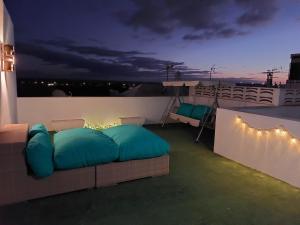 een balkon met een bank op het dak 's nachts bij Mi isla bonita in Arrecife