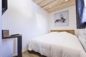 Postel nebo postele na pokoji v ubytování Résidence Le Domaine du Jardin Alpin - Courchevel 1850