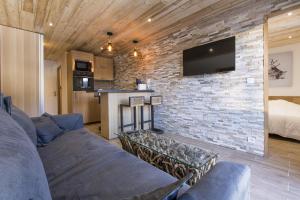 TV a/nebo společenská místnost v ubytování Résidence Le Domaine du Jardin Alpin - Courchevel 1850