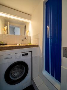 uma máquina de lavar roupa na casa de banho com um espelho em Appartement 5 couchages Gare St Charles/Joliette em Marselha