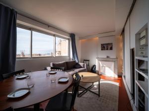 uma sala de estar com uma mesa e um sofá em Appartement 5 couchages Gare St Charles/Joliette em Marselha