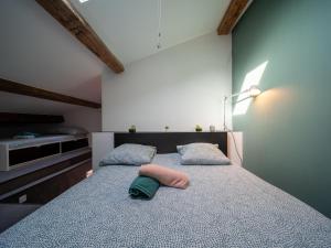 Dormitorio con cama con almohada rosa en Appartement 5 couchages Gare St Charles/Joliette en Marsella