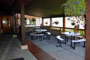 Hot Springs Hotel & Spa في ثرموبوليس: مجموعة طاولات وكراسي في مبنى