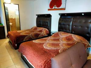 two beds sitting next to each other in a room at Apartamento Centricovive El Pulsar De La Ciudad in Toluca