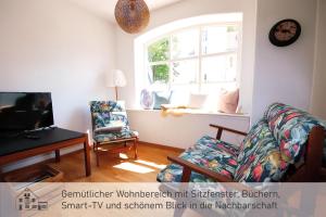 sala de estar con sofá y ventana en Ferienwohnung ideal für Familien mit Kindern en Dießen am Ammersee
