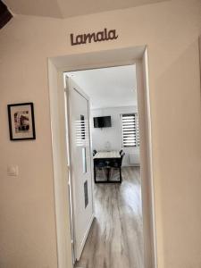 um corredor que leva a uma sala de estar com uma mesa em * Nouveauté* Gîte le Lamala em Bennwihr