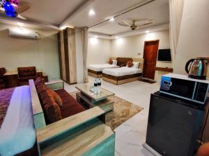 uma sala de estar com um sofá e um micro-ondas em Swat Hilton Hotel by Khan Familia em Suat