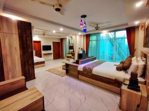 um quarto com uma cama grande num quarto em Swat Hilton Hotel by Khan Familia em Suat
