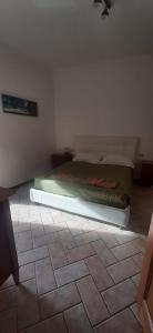 1 dormitorio con 1 cama en la esquina de una habitación en Casina Membrino, en Gambassi Terme