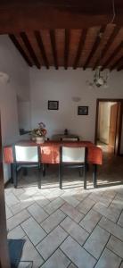 comedor con mesa y 2 sillas en Casina Membrino, en Gambassi Terme