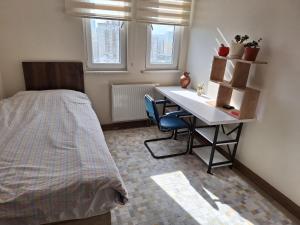 um quarto com uma cama e uma secretária com 2 cadeiras em University residences em Avcılar