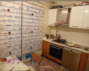 uma cozinha com uma parede coberta de donuts em University residences em Avcılar