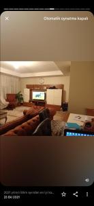 uma sala de estar com um sofá e uma televisão de ecrã plano em University residences em Avcılar