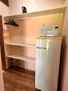 Elle comprend un petit réfrigérateur et un four micro-ondes. dans l'établissement Sweet Room, à Mogi-Mirim