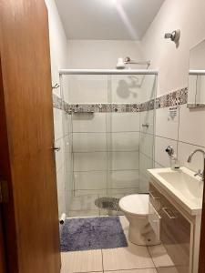 La salle de bains est pourvue d'une douche, de toilettes et d'un lavabo. dans l'établissement Sweet Room, à Mogi-Mirim