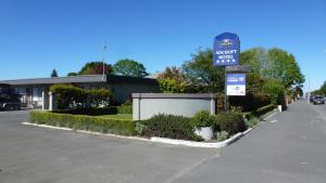 a street sign in front of a parking lot at ASURE Adcroft Motel in Ashburton