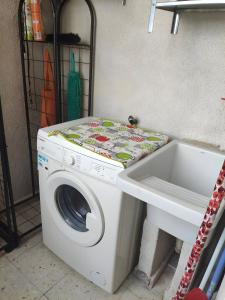 a washing machine sitting next to a sink at Casa JRM 'Ribeira Sacra' in Monforte de Lemos