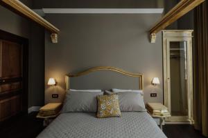 um quarto com uma cama com uma almofada amarela em B&B Locanda della Vittoria em Catânia