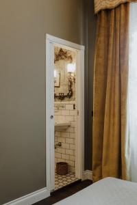 uma casa de banho com um lavatório e um espelho em B&B Locanda della Vittoria em Catânia